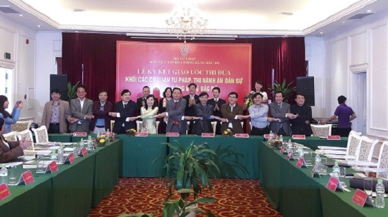Thứ trưởng Nguyễn Khánh Ngọc chụp ảnh lưu niệm với lãnh đạo các đơn vị của khu vực thi đua Đồng bằng Bắc bộ.