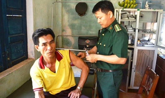 Thượng úy Nguyễn Anh Tuấn chữa bệnh cho người dân.