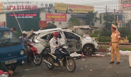 Hiện trường vụ TNGTĐS nghiêm trọng.