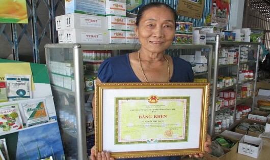 Bà Tám Chuyên được UBND tỉnh Đồng Tháp khen thưởng vì nghĩa cử cao quý.