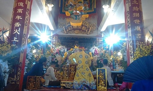 Hầu đồng 'náo động'… linh tự