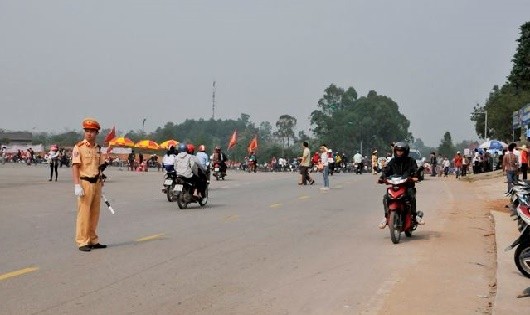 CSGT phân luồng giao thông cho các hương tiện đi lễ hội (Ảnh: Phòng PC67 - Công an tỉnh Phú Thọ)