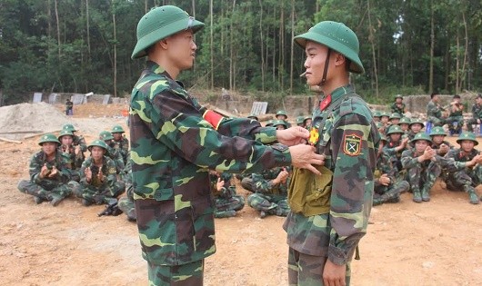 Tặng hoa bắn giỏi động viên các chiến sĩ đạt kết quả cao.