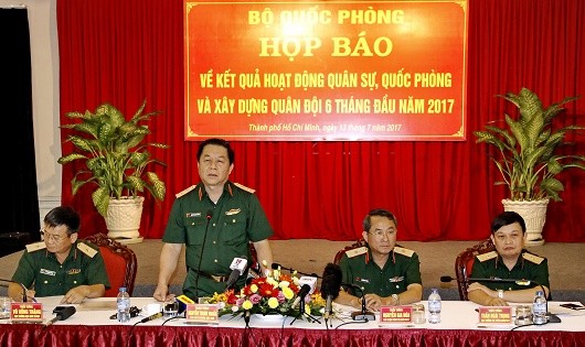 Trung tướng Nguyễn Trọng Nghĩa - Ủy viên Quân ủy T.Ư, Phó Chủ nhiệm Tổng cục Chính trị QĐND Việt Nam - chủ trì cuộc họp báo.