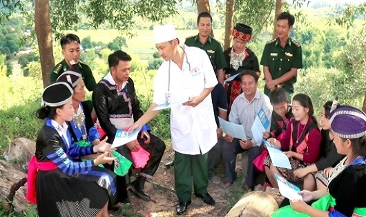 Hướng dẫn bà con cách chăm sóc sức khỏe, phòng chống dịch bệnh.