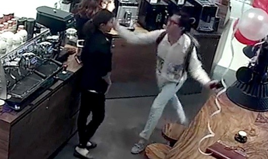Hình ảnh camera ghi lại ông Khánh C.S tát nữ nhân viên bán hàng
