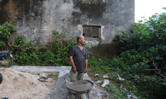 Ông Lương Văn Quân ở xóm Phia Đén, đang làm lại đường mới lên ngôi nhà hoang kể về câu chuyện căn nhà bị ma ám.