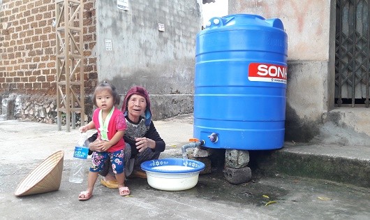 Nước đã rút nhưng nguồn nước giếng ô nhiễm, người dân vẫn chia nhau từng chậu nước chính quyền cấp.