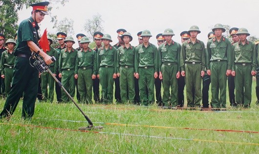 Cuộc chiến rà phá bom mìn còn nhiều cam go. Ảnh minh họa.