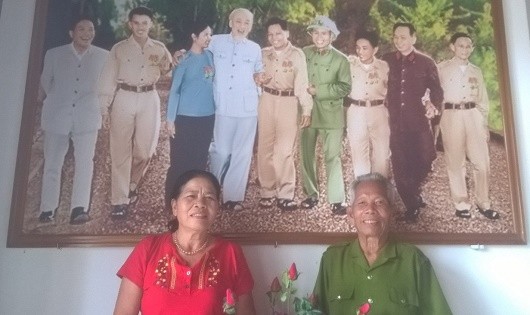 Người đầu tiên được mang họ Hồ và vợ bên bức ảnh chụp chung với Bác.