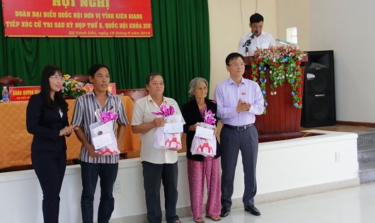 Bộ trưởng Lê Thành Long và Đoàn ĐBQH tỉnh Kiên Giang trao tặng 3 phần quà cho gia đình thương binh, liệt sĩ trên địa bàn xã.