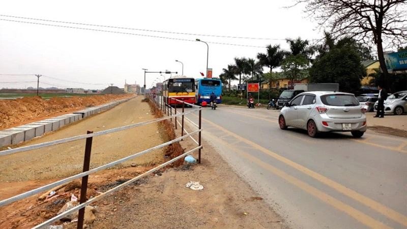 Quốc lộ 21B đoạn ngã ba rẽ vào Bệnh viện Đa khoa huyện Thanh Oai. (Ảnh: Kinh tế Đô thị).