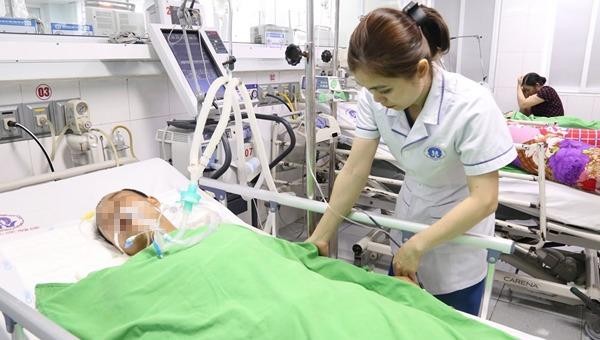 Đang ngủ, người đàn ông bị rắn độc bò qua người tấn công