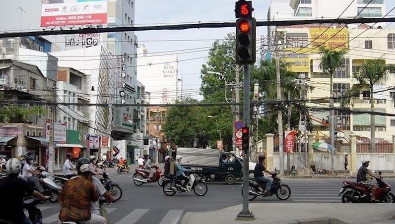 Gặp đèn đỏ, rẽ phải có thể bị tước bằng lái 3 tháng