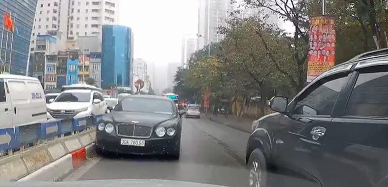 Tin nhanh - Danh tính tài xế lái “siêu xe” Bentley ngang nhiên chạy ngược chiều trên phố Hà Nội