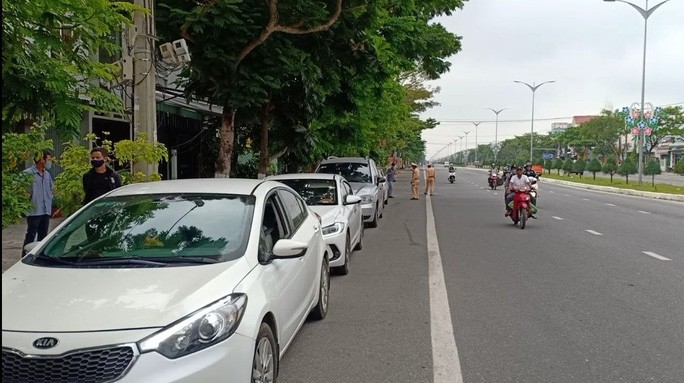 Vượt trạm kiểm dịch Covid-19, tài xế ô tô bị tước bằng lái xe 2 tháng - Ảnh 1. Vượt trạm kiểm dịch Covid-19, tài xế ô tô bị tước bằng lái xe 2 tháng - Ảnh 1.