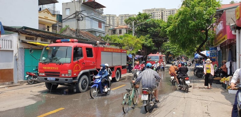Cháy lớn tại khu nhà tạm ở đường Lĩnh Nam ảnh 2