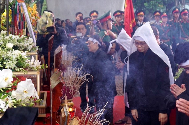 Hoa nào cho vợ những người lính đã ngã xuống khi đi cứu nạn Rào Trăng? - 4 Hoa nào cho vợ những người lính đã ngã xuống khi đi cứu nạn Rào Trăng? - 4