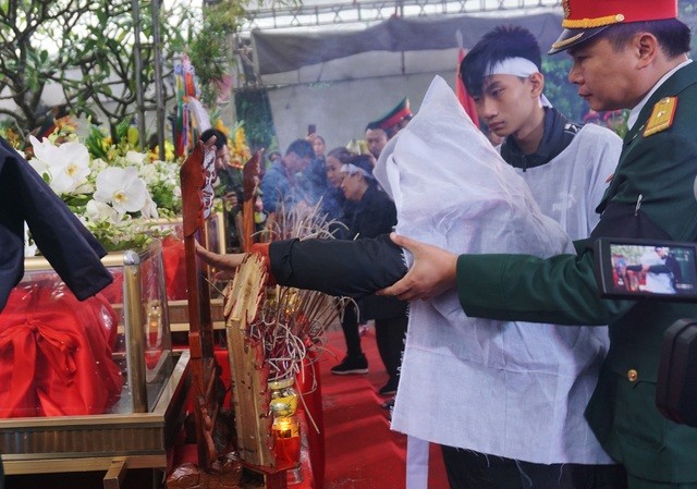 Hoa nào cho vợ những người lính đã ngã xuống khi đi cứu nạn Rào Trăng? - 2 Hoa nào cho vợ những người lính đã ngã xuống khi đi cứu nạn Rào Trăng? - 2