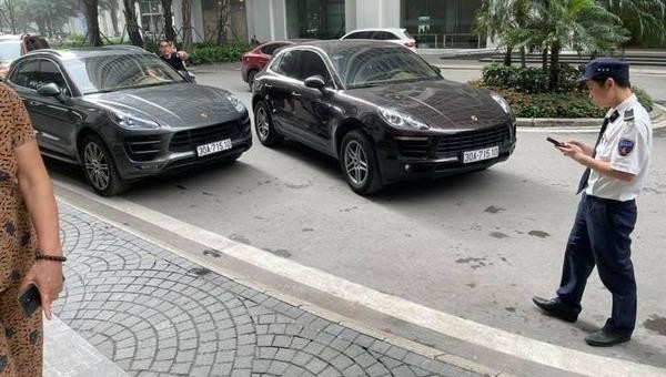Hai chiếc xe Porche Macan trùng biển số được phát hiện ở Times City. Ảnh: Facebook
