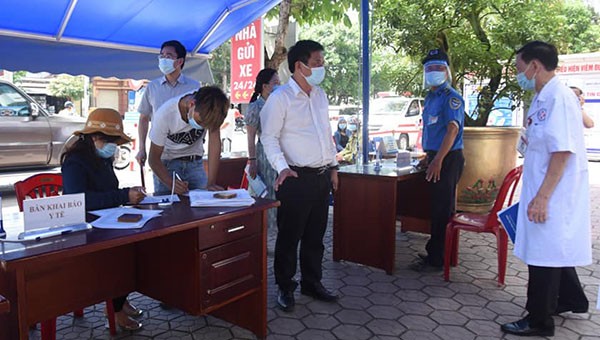 Công dân thực hiện việc khai báo y tế (Ảnh: Truyền thông y tế Nghệ An).