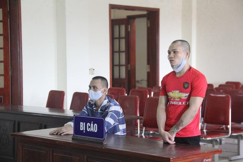 Bị cáo Cụt Văn Dao (áo đỏ) thừa nhận bán em gái vì tiền