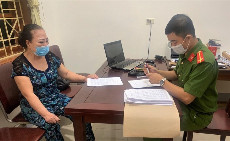 Công an lấy lời khai đối tượng Hoàng Thị Hường