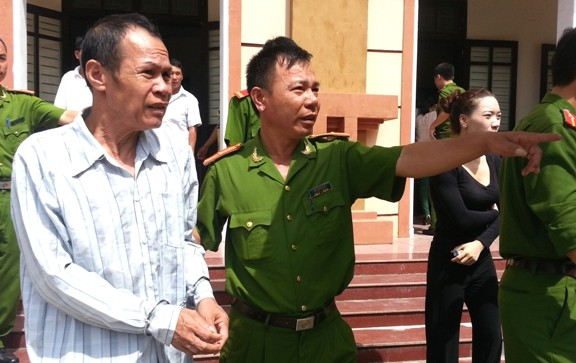Máu ghen của bà vợ già làm lộ mặt “dê cụ” U60 hiếp dâm trẻ em