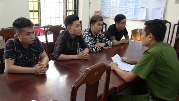 Nhóm bắt giữ và đánh đập Phan Nhật Thành tại cơ quan Công an.