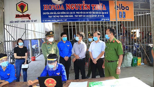 Giám đốc Công an tỉnh Thừa Thiên Huế kiểm tra công tác phòng chống dịch trên địa bàn huyện Phong Điền.