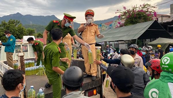Lực lượng Công an hỗ trợ đổ xăng miễn phí, đồng thời chuẩn bị 1 chai 1,5L xăng cho bà con mang đi dọc đường.