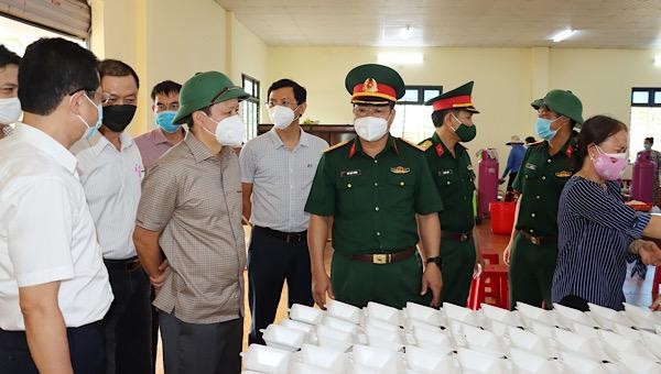 Bí thư Tỉnh ủy kiểm tra công tác chuẩn bị bữa ăn cho người dân tại Trường Đại học Luật – Đại học Huế.