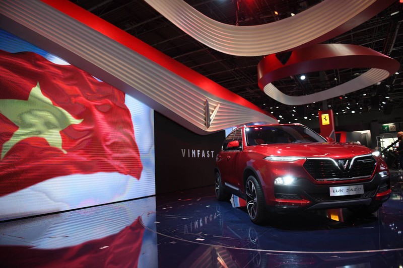 VinFast giới thiệu 2 mẫu xe đầu tiên gây choáng ngợp cho khách mời dự Paris Motor Show