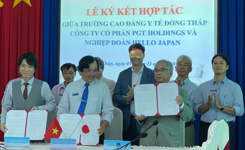 Ông Kakazu Shogo (bên trái), Đại sứ thiện chí tỉnh Okinawa Nhật Bản và đại diện các bên tham gia ký kết ghi nhớ hợp tá