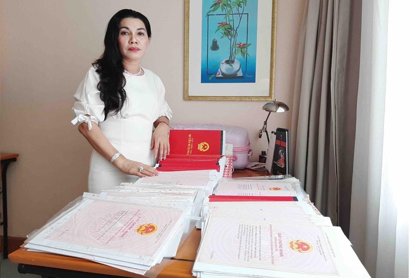 Bà Đặng Thị Kim Oanh và các giấy tờ chứng minh dự án của doanh nghiệp không bị thế chấp như tin đồn