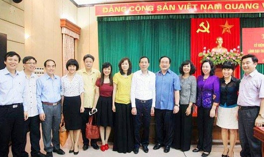Bí thư Hoàng Trung Hải chụp ảnh cùng các đại diện cơ quan báo chí.