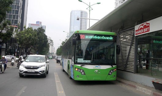 Xe buýt nhanh hoạt động chạy trên tuyến.