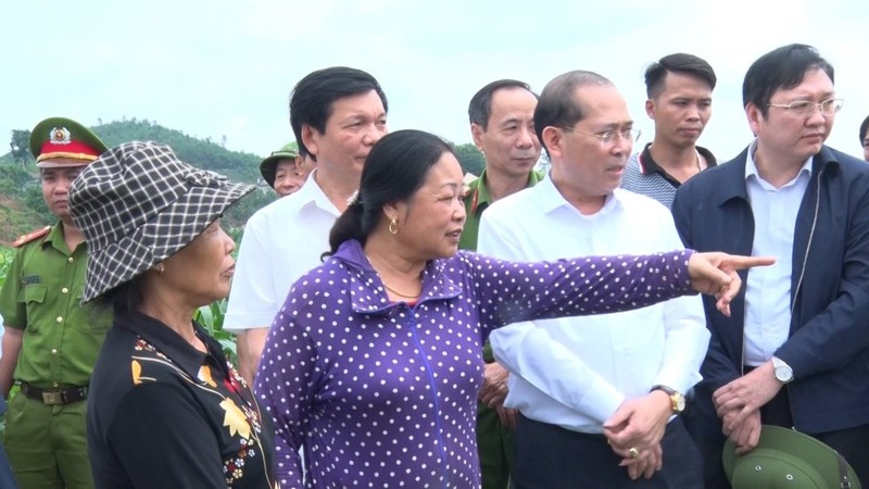Phó Chủ tịch UBND tỉnh Phú Thọ Hoàng Công Thủy và tổ công tác thị sát tại sông Chảy đoạn chay qua xã Đông Khê