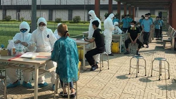 Lấy mẫu xét nghiệm Covid-19 tại Công ty TNHH Namuga Phú Thọ.