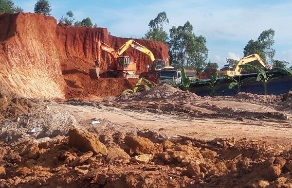 Vĩnh Phúc: Đất đồi bị “xẻ thịt” rầm rộ, làng quê hỗn loạn vì xe “vua” chở đất lộng hành