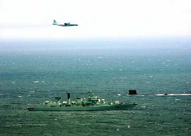 Máy bay cánh bằng bay nhiều vòng quanh khu vực giàn khoan và ở độ cao 200-300m.