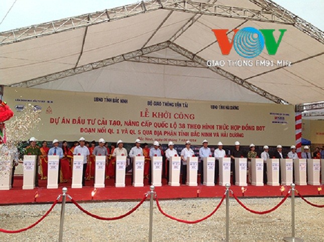 Phó Thủ tướng Hoàng Trung Hải, Bộ trưởng Đinh La Thăng và đại diện các tỉnh, các bên liên quan đến dự án bấm nút khởi công dự án. (Ảnh VOV)