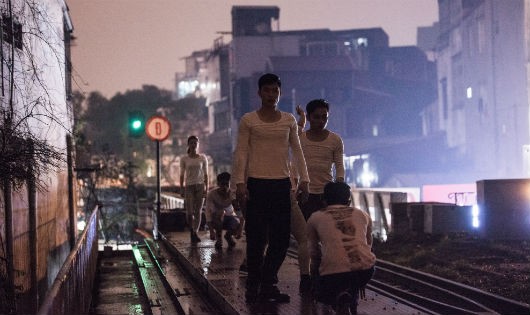 Các nghệ sỹ tái hiện các thùng hàng như có linh hồn di chuyển trên sân ga
