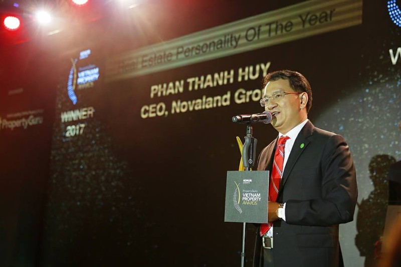 Đại diện Tập đoàn Novaland nhận giải tại “Lễ trao giải thưởng Bất động sản Việt Nam 2017 (Vietnam Property Awards 2017)”.