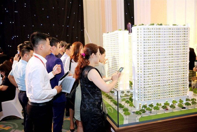Đông đảo khách hàng tới tìm hiểu dự án The Emerald