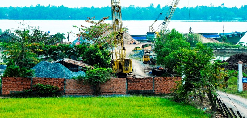 Khu đất 6.071,9m2 làm bãi cạp cát đã bị thu hồi nhưng Giám đốc Phạm Xuân Hùng vẫn duyệt cho DNTN Thăng Long vay số tiền “khủng”.
