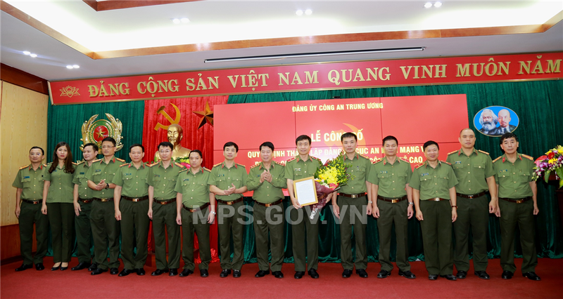 Thứ trưởng Bộ Công an Bùi Văn Nam trao Quyết định và tặng hoa chúc mừng Đảng bộ Cục An ninh mạng và phòng, chống tội phạm sử dụng công nghệ cao nhiệm kỳ 2018 – 2020.