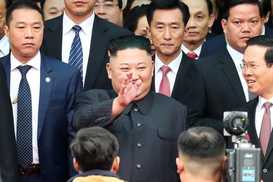Dàn cận vệ chạy theo xe, đưa Chủ tịch Kim Jong-un rời ga Đồng Đăng - Ảnh 4. Dàn cận vệ chạy theo xe, đưa Chủ tịch Kim Jong-un rời ga Đồng Đăng - Ảnh 4.