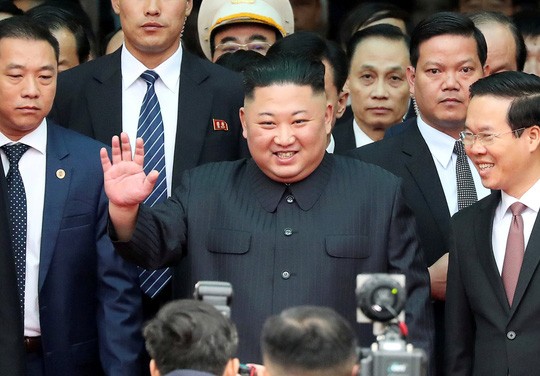 Dàn cận vệ chạy theo xe, đưa Chủ tịch Kim Jong-un rời ga Đồng Đăng - Ảnh 5. Dàn cận vệ chạy theo xe, đưa Chủ tịch Kim Jong-un rời ga Đồng Đăng - Ảnh 5.