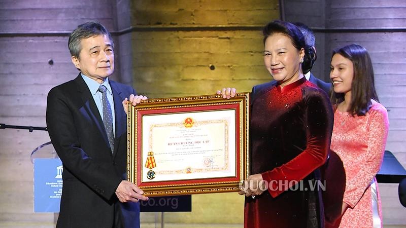 Chủ tịch Quốc hội Nguyễn Thị Kim Ngân gặp cộng đồng người Việt Nam tại Pháp ảnh 1